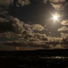 Schottland Die Sonne Schaut in voller Pracht durch die Wolken .