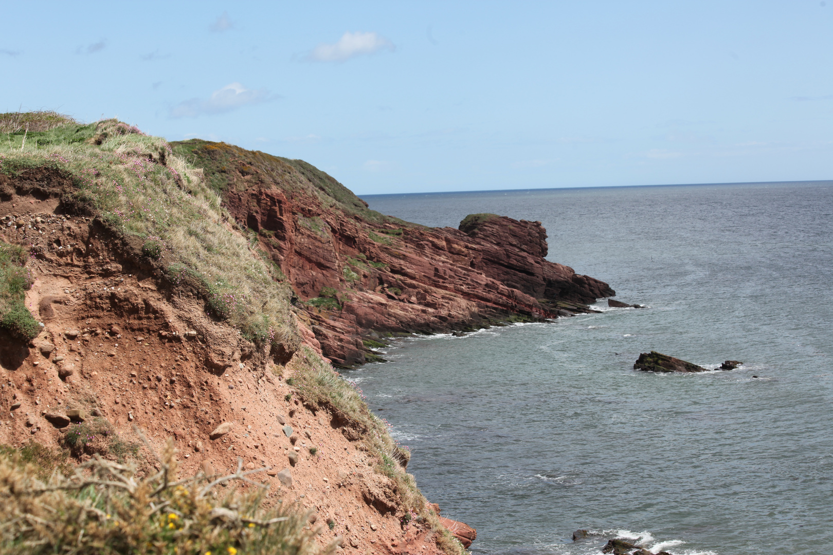 Schottland  Eine wunderschöne Steilküster am Wunderschön Strand