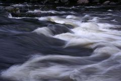 Schottland: Fluß in den Highlands