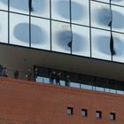 schräg: die Elbphilharmonie (Teilansicht). Hamburg Juli 2019