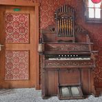 Schräge Musik im Hotelfoyer