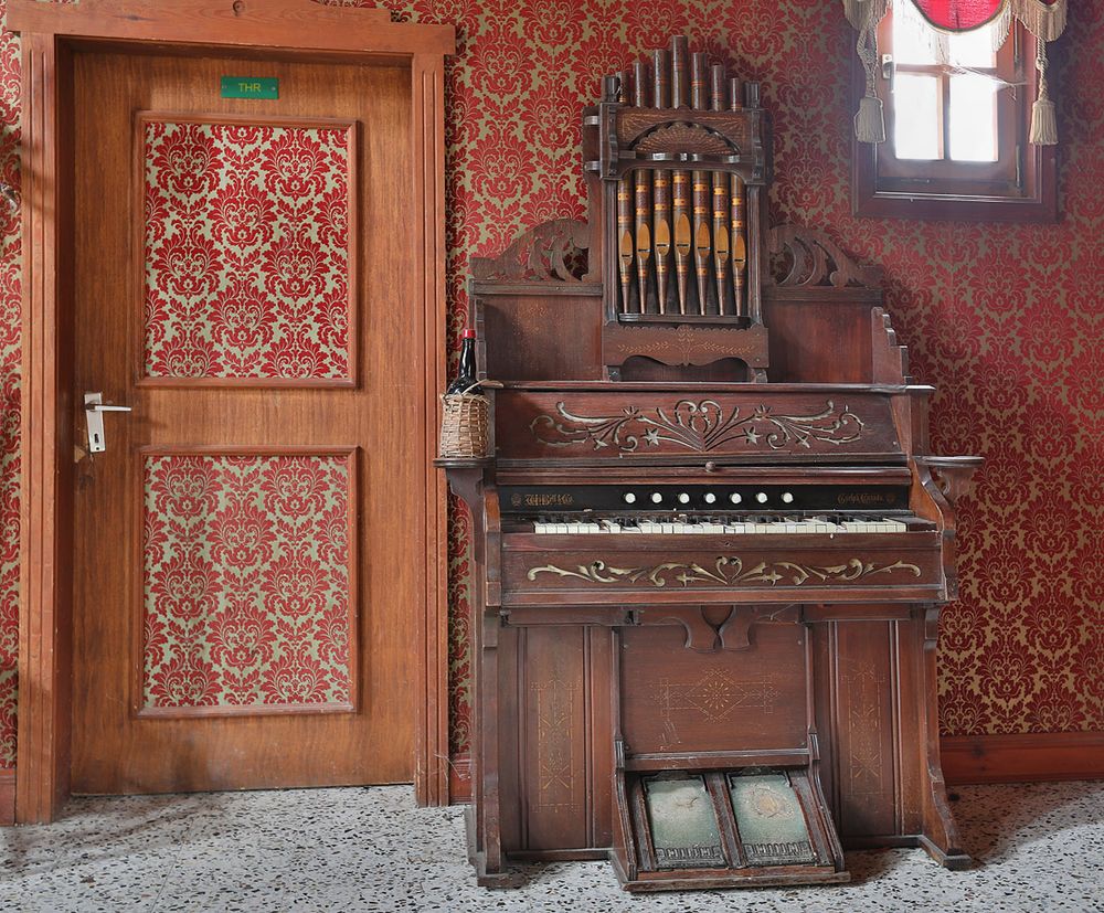 Schräge Musik im Hotelfoyer