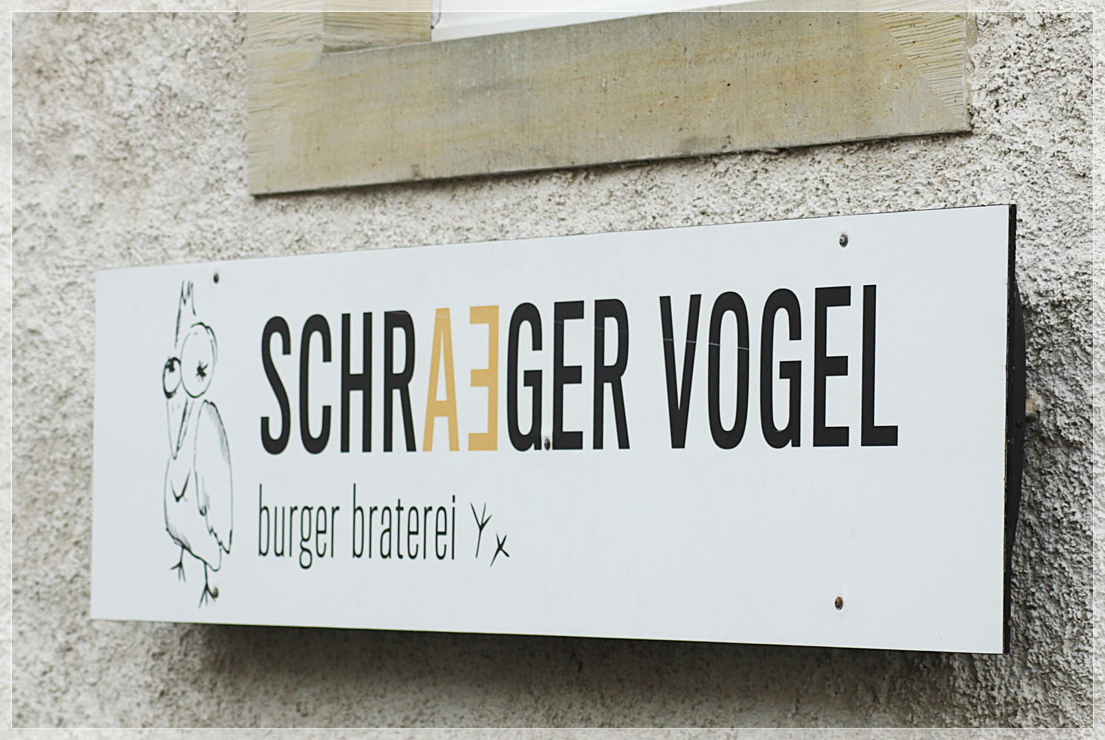 Schräger Vogel