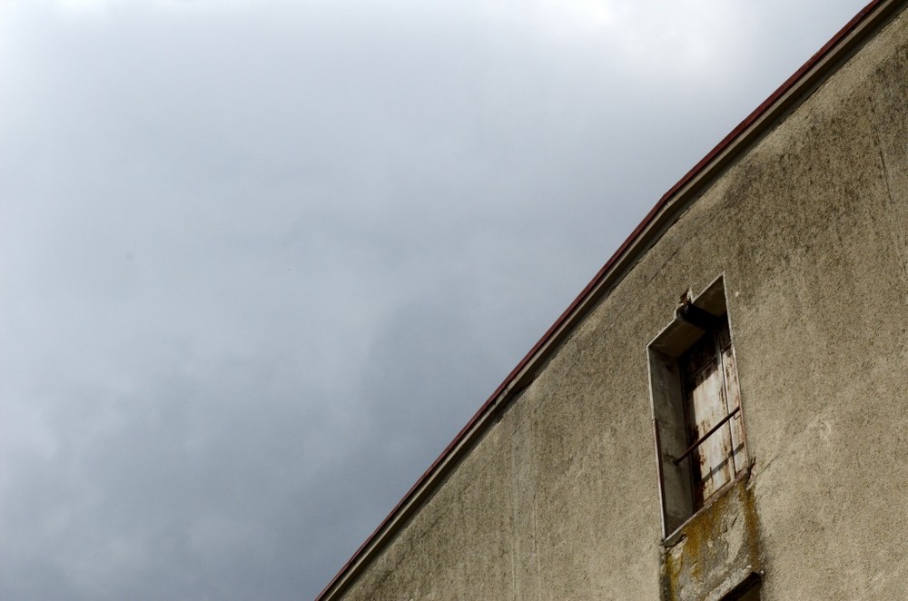 schräges Dach, kaputtes Fenster