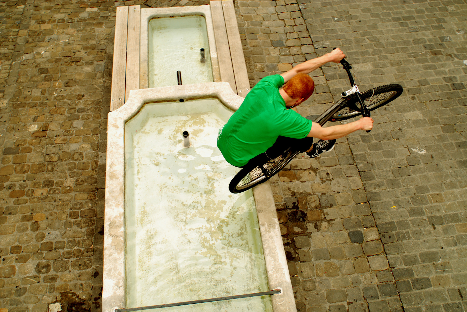 schräglage aufm brunnen.