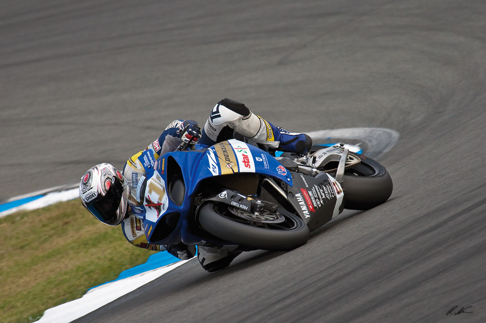 ...Schräglage des Deutschen Meisters der IDM Superbike 2009... !