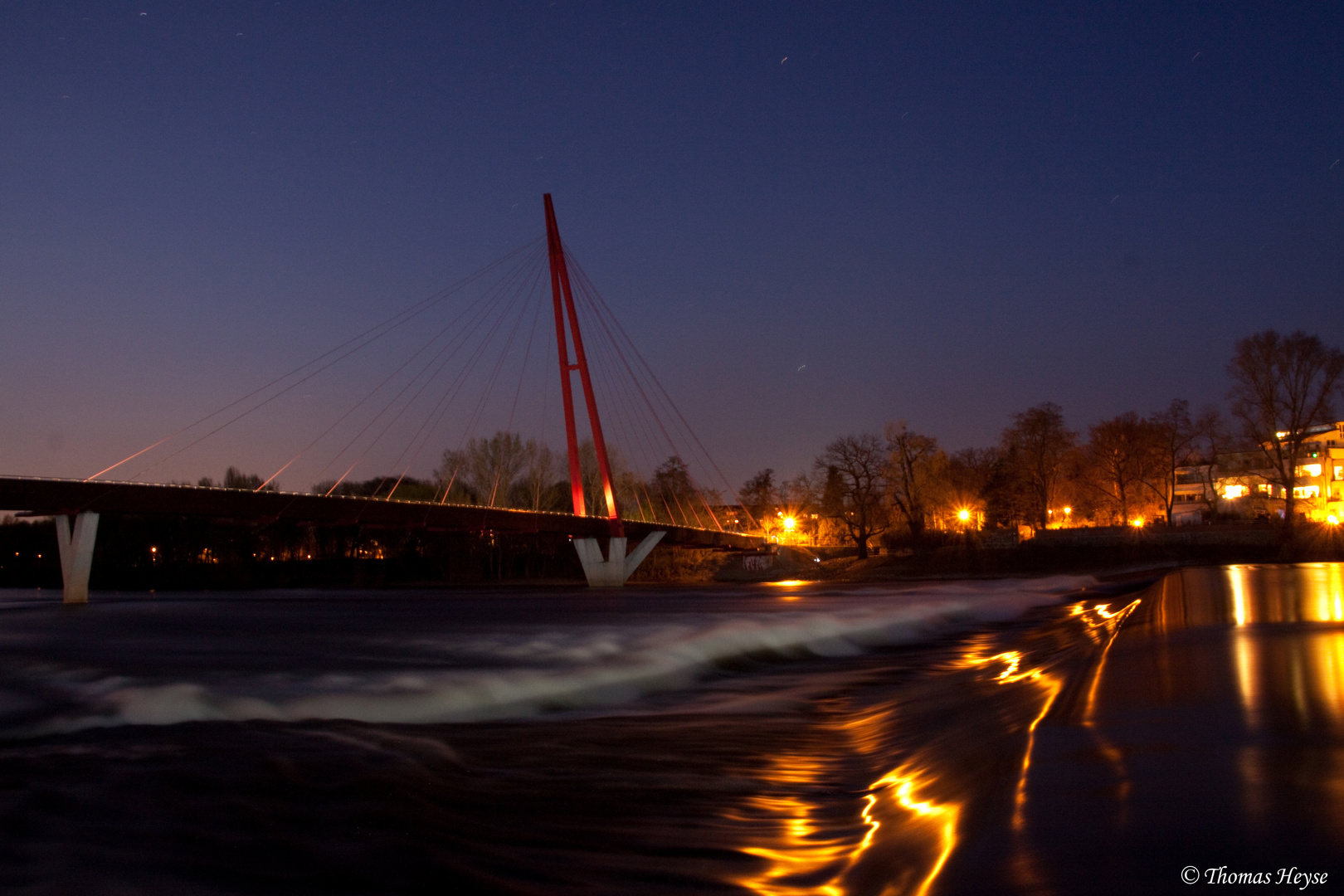 Schrägseil-Pylon-Brücke am Wasserfall...