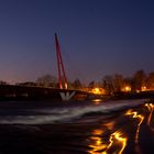 Schrägseil-Pylon-Brücke am Wasserfall...