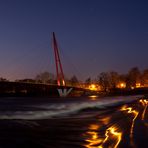 Schrägseil-Pylon-Brücke am Wasserfall...