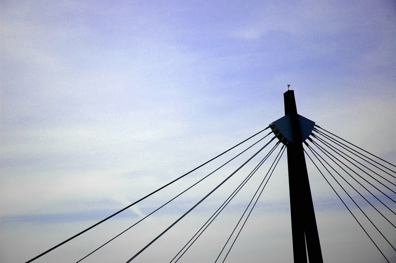 Schrägseilbrücke - aus den Augen eines im Stau stehenden, gelangweilten Fotografen