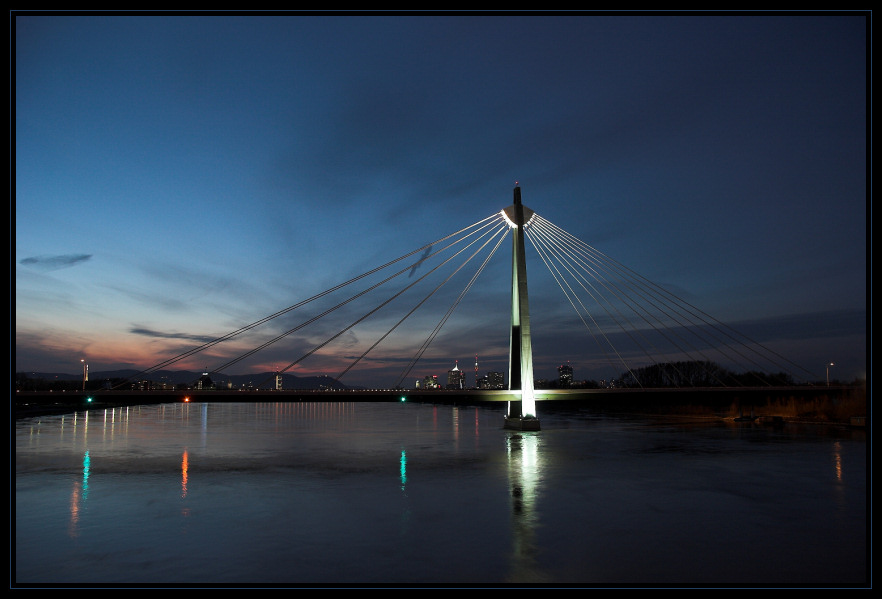 Schrägseilbrücke in der blauen Stunde