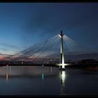 Schrägseilbrücke in der blauen Stunde