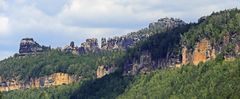 Schrammsteinblick von der Grenze zu Tschechien an der Elbe