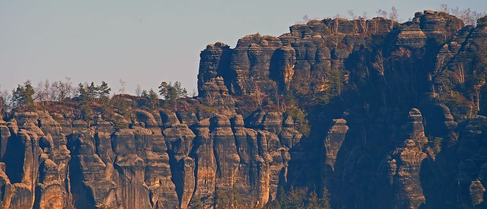 Schrammsteine ganz im Westen im Sonnenlicht