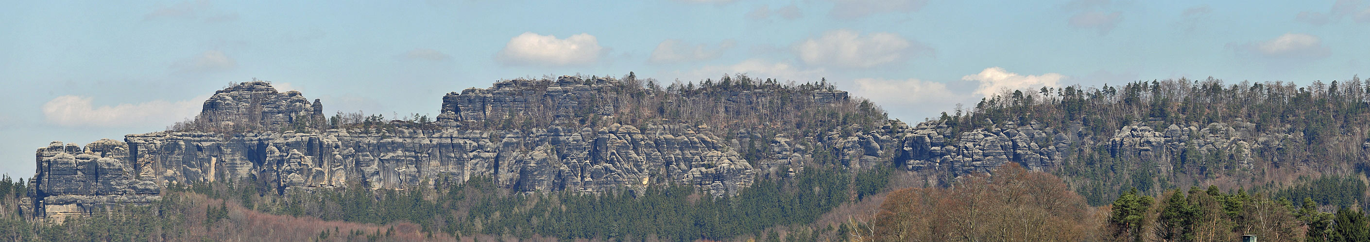 Schrammsteine linker Teil von Süden aus