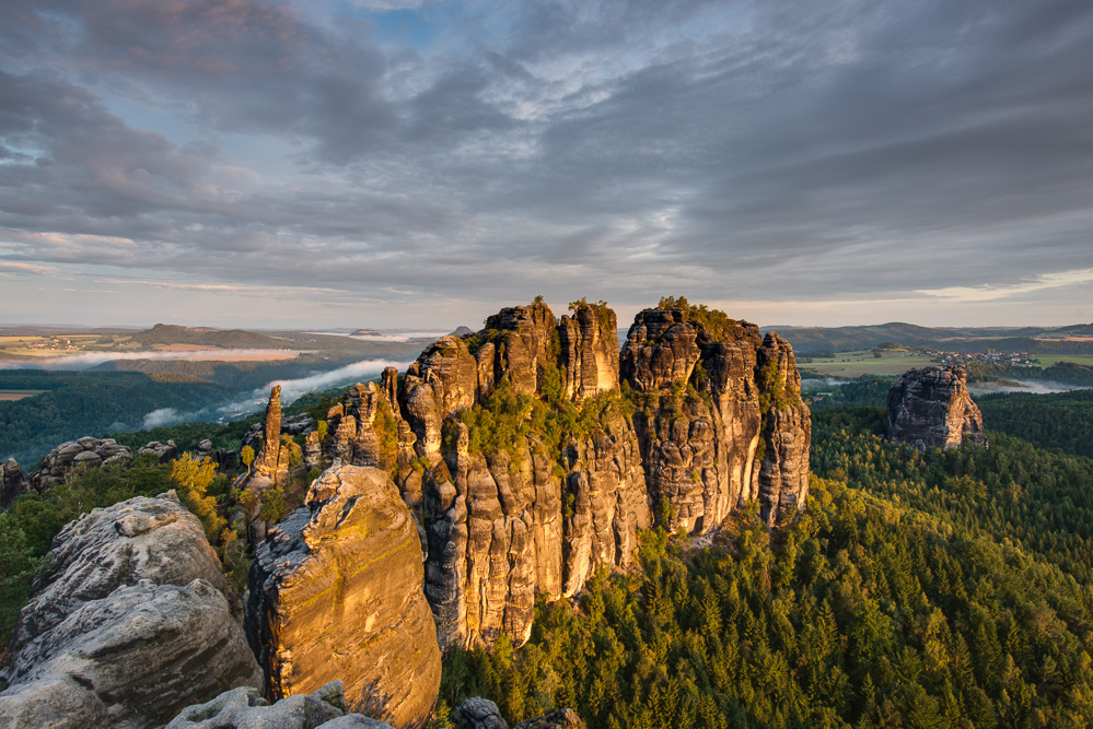 Schrammsteine mit Falkenstein im Morgenrot