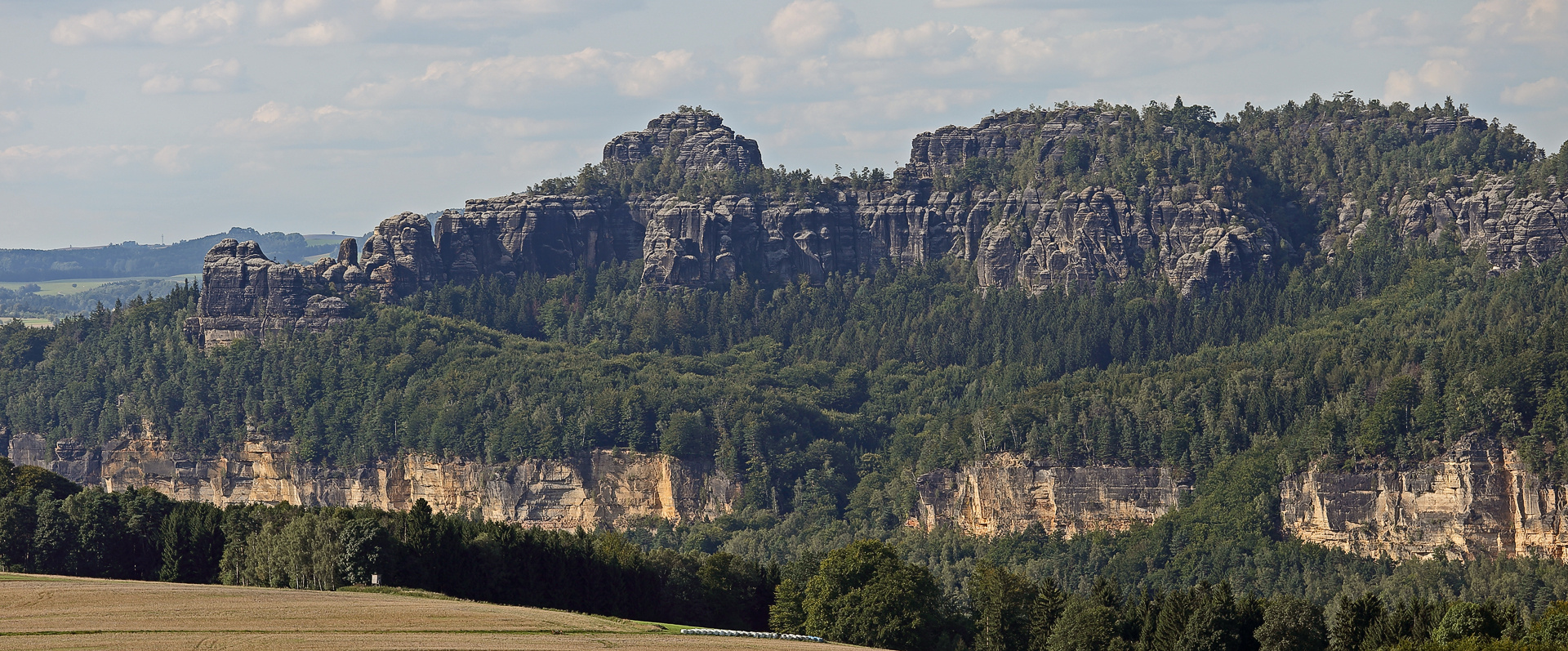 Schrammsteine mit ihrem Beginn im Westen von der Kaiserkrone...