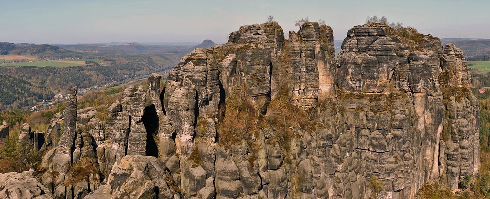 Schrammsteine neu bearbeitet als Teil eines Panoramas...