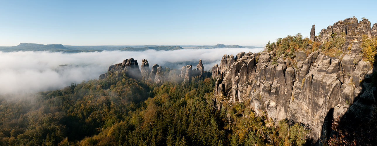 Schrammsteinkette im Herbstnebel