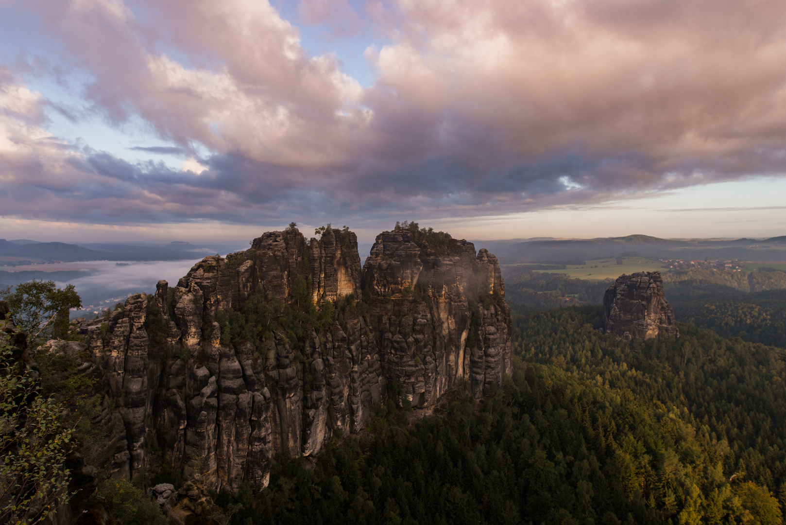 Schrammsteinmassiv am Herbstmorgen