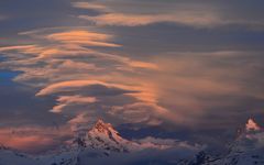 Schreckhorn und Finsteraarhorn im Abendliicht