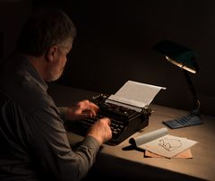 Schreibmaschiene , Tischlampe und Brille