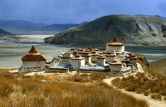 Schreine eines entlegenen tibetischen Klosters