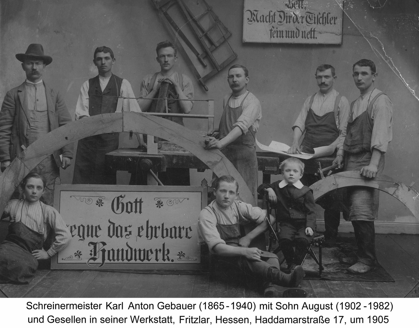 Schreinermeister Karl Anton Gebauer mit Sohn August und Gesellen, Fritzlar, um 1905 