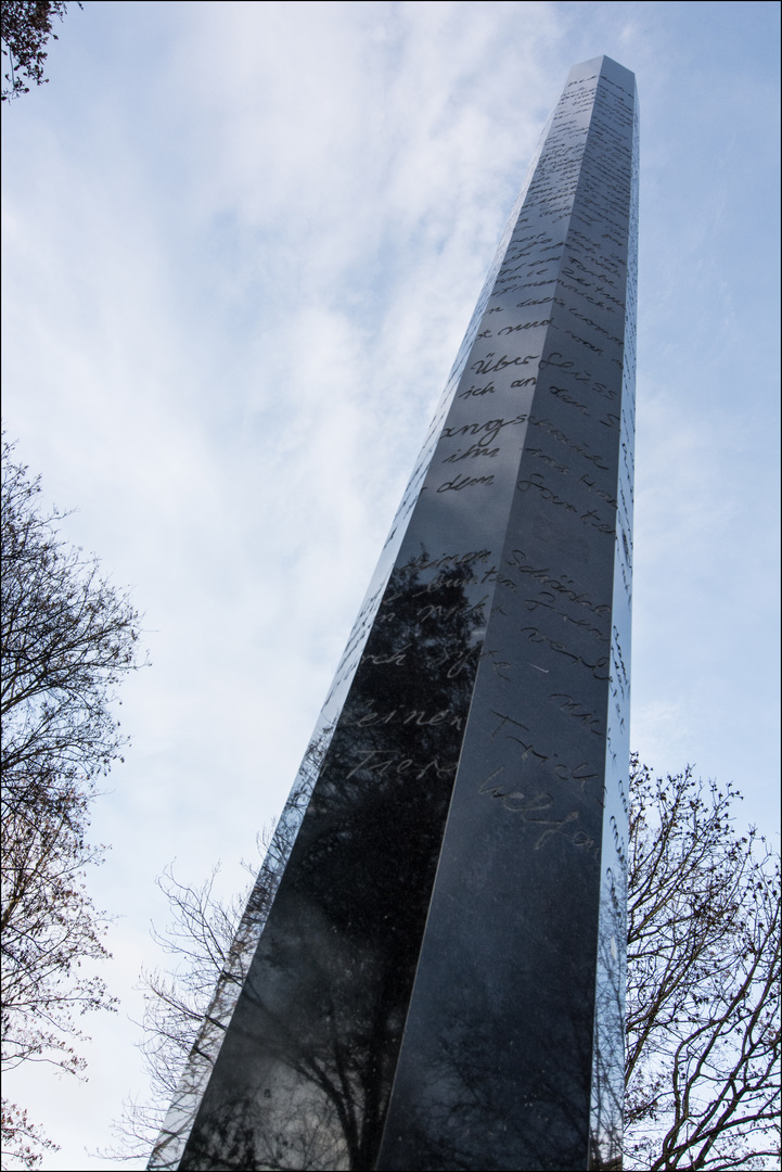 Schriftsäule von Leo Kornbrust mit einem Text der Lyrikerin Felicitas Frischmuth; (1985)