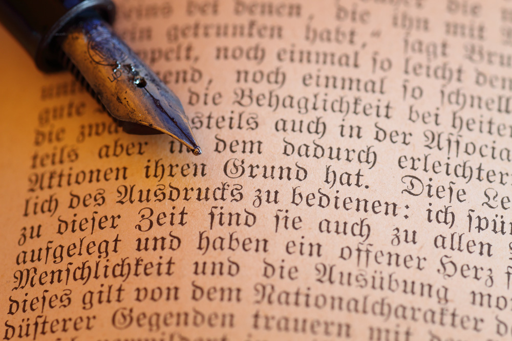 Schriftstück mit Feder