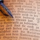 Schriftstück mit Feder