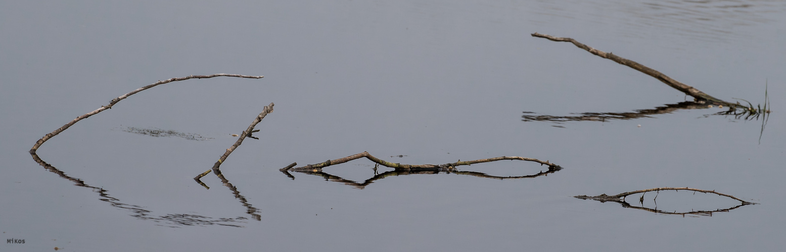 Schriftzeichen im Wasser