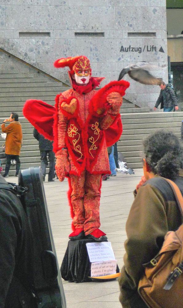 Schrilles Outfit am Kölner Dom