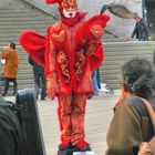 Schrilles Outfit am Kölner Dom