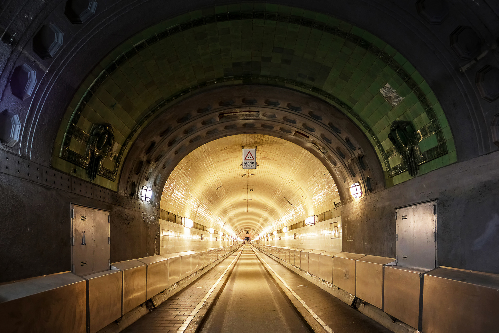 Schritt fahren -- der Elbtunnel