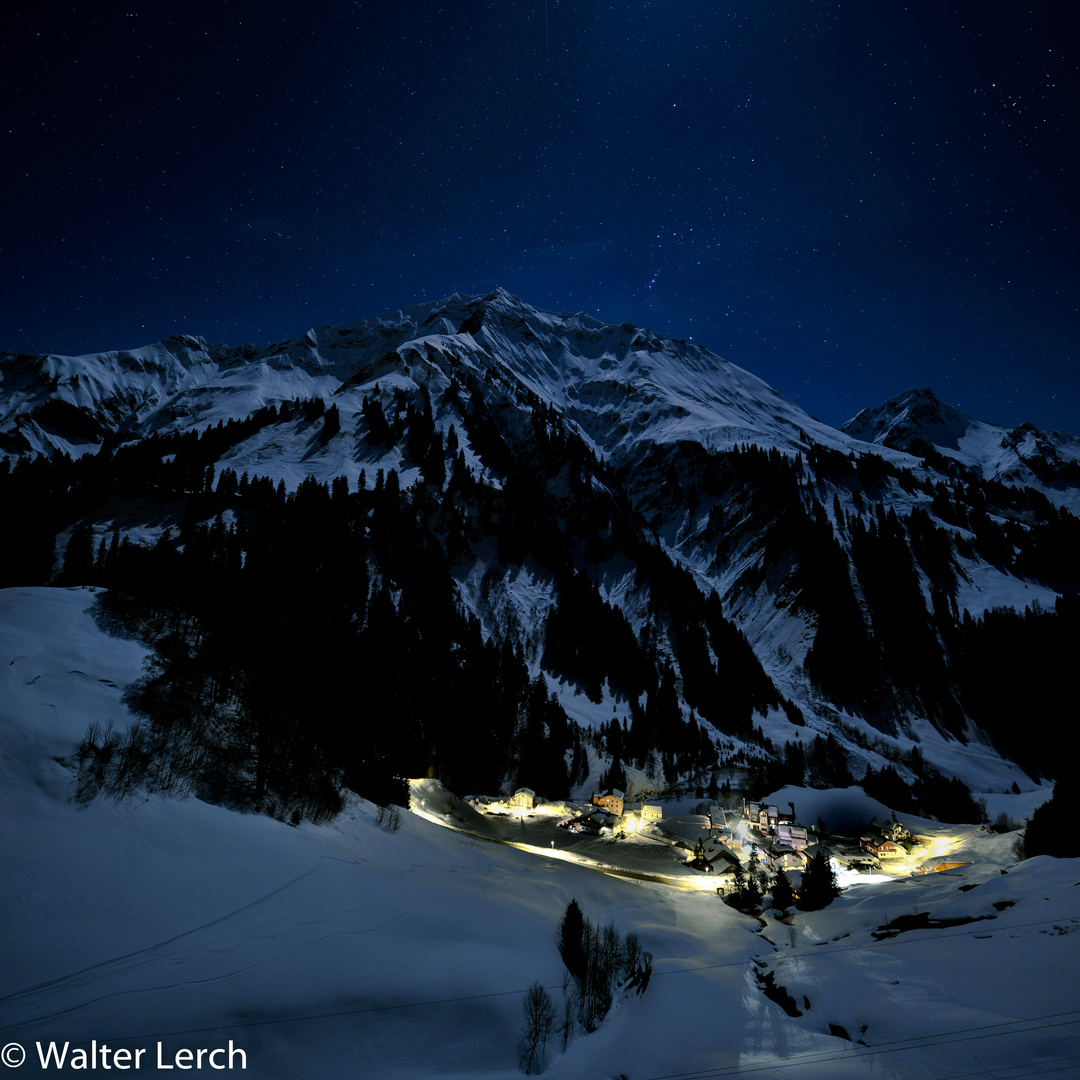 Schröcken bei Nacht