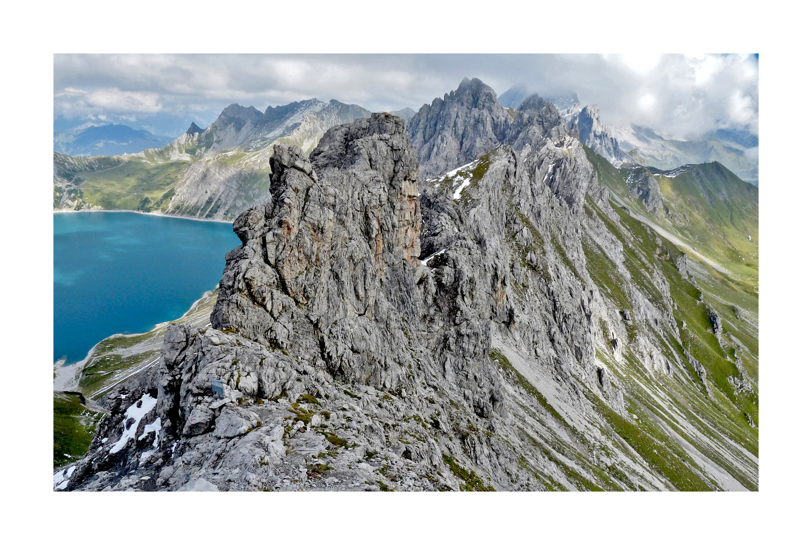 Schroffe Gipfel, blauer See, Rätikon - nach dem Klettern Muskelkater hatte ich davon!