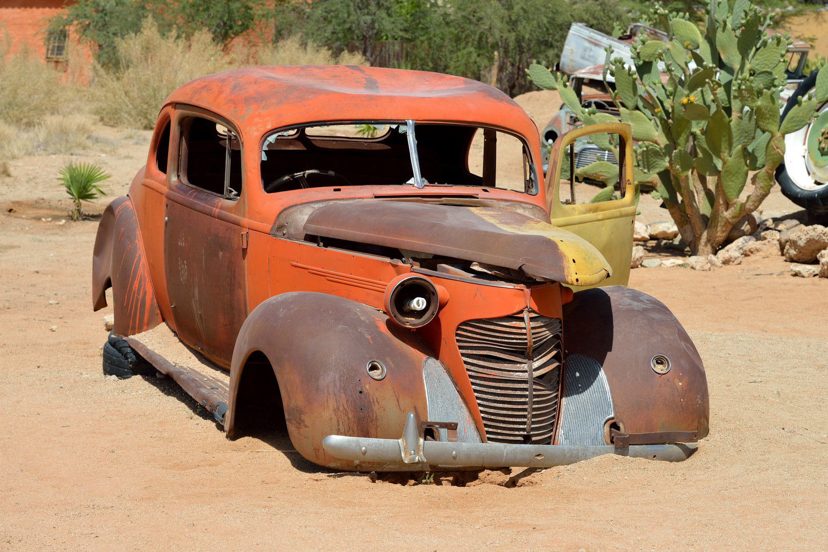 Schrottauto im Sand 1