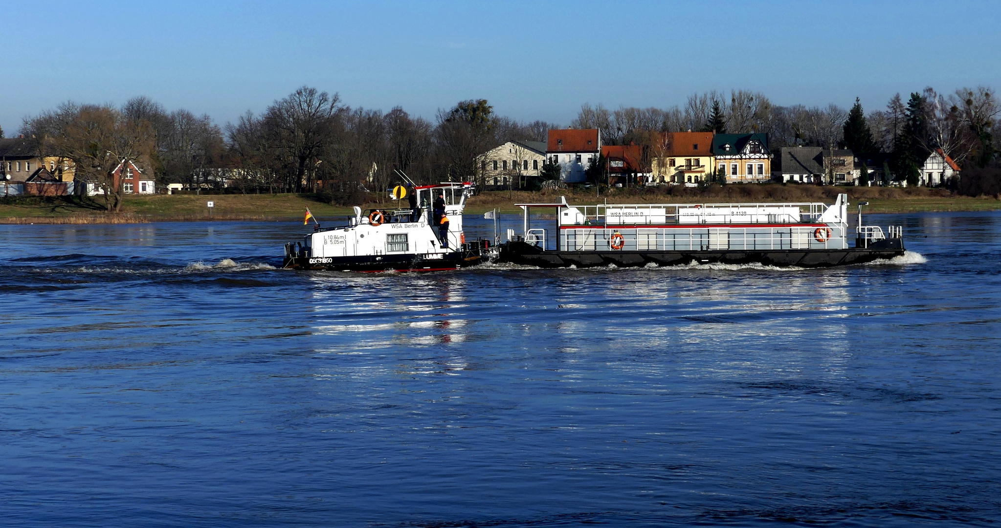 Schubbot auf der Elbe