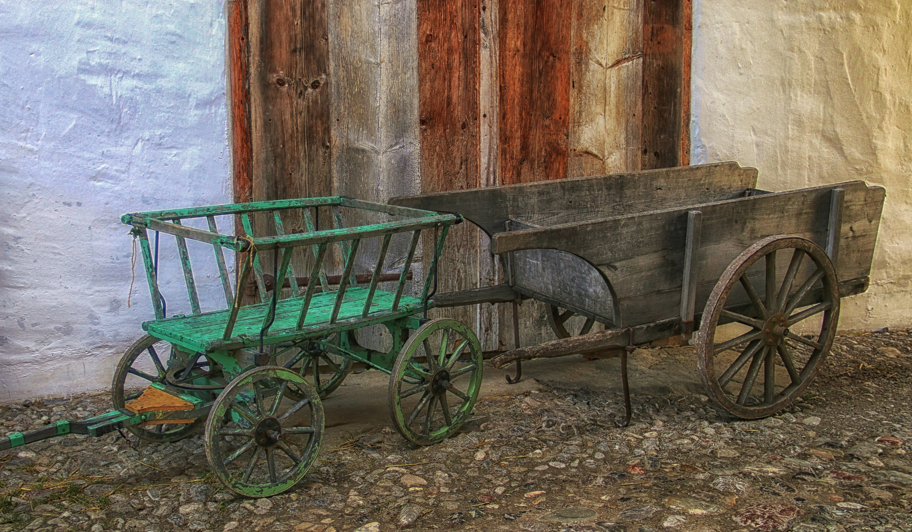 Schubkarre und Leiterwagen