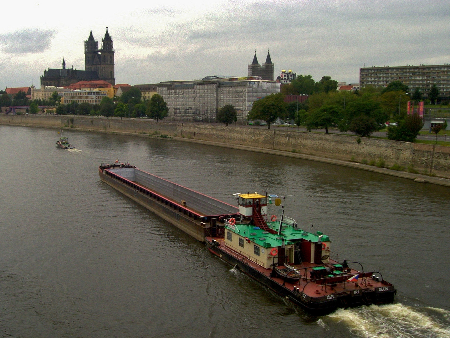 Schubschiff auf der Elbe in Magdeburg