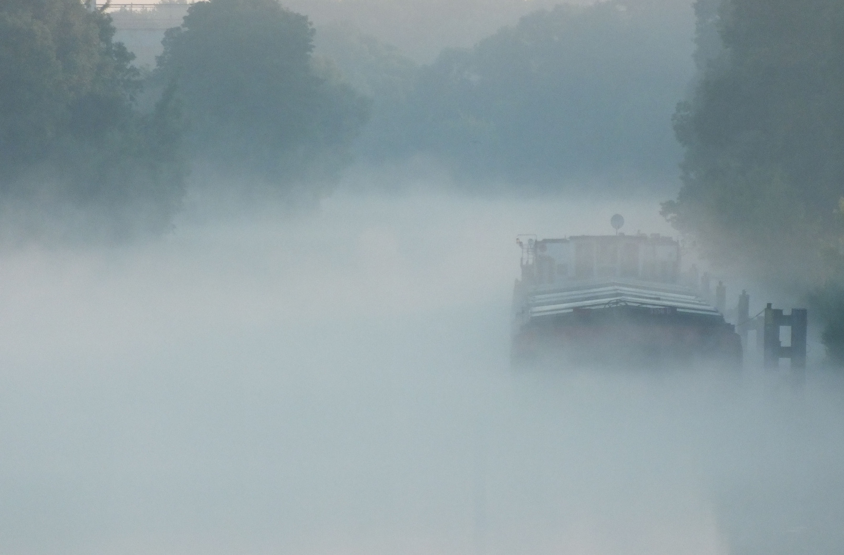 Schubschiff im Nebel