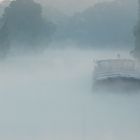 Schubschiff im Nebel