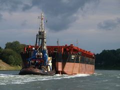 Schubschlepper VINDEBY II mit DREJO II auf dem Nordostseekanal