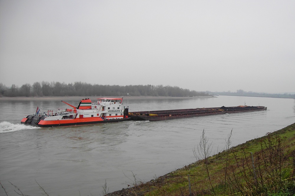 Schubverband auf dem Rhein bei Obermörmter