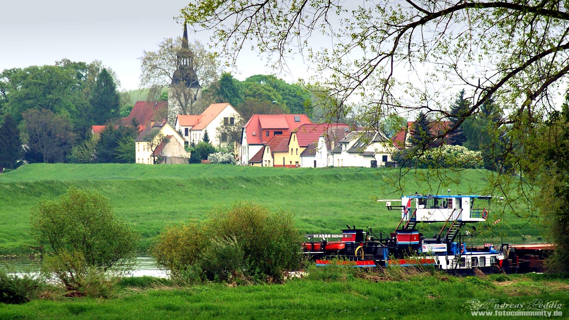 Schubverband auf der Elbe bei Strehla und Lorenzkirch/Sachsen - 10.05.2013