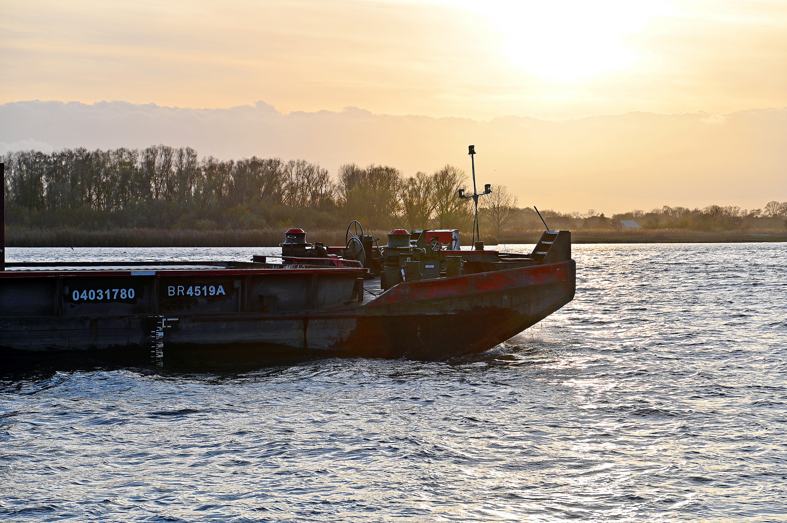 Schubverband auf der Elbe vor Geesthacht