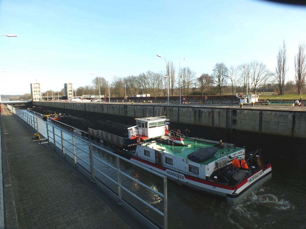 Schubverband in der Schleuse