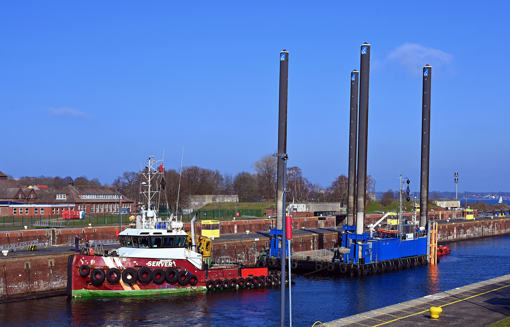 Schubverband verlässt die Schleuse Kiel-Holtenau