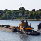 Schubverband verlässt die Schleuse Kiel Holtenau